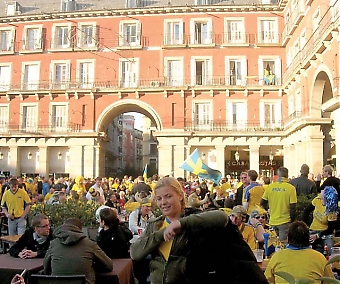 Över 6 000 svenskar beräknas ha rest till Madrid för att se svenska och spanska landslagen spela EM-kval. Svenskarna syntes över hela staden och Plaza Mayor lyste minst sagt blå-gult i eftermiddagssolen.