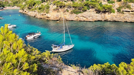 Att vara ute med båt längs den spanska Medelhavskusten är härligt. Det kristallklara vattnet lockar till uppfriskande dopp och från havet får kusten ett nytt perspektiv. Foto: Jeanette Köster