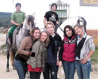 Matilda, Sanna, Carl, Elvira och Rebecca tillsammans med matadoren David Galán till häst (till höger). Foto: Torulf Rutgersson