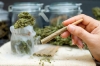 Handel med cannabis kan ge fängelsestraff i Spanien på ett till tre år. Det är däremot tillåtet att ha upp till 100 gram för eget bruk, som dock enbart får konsumeras i hemmet.