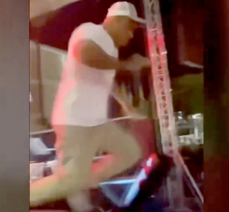 En video visar hur Henry Méndez hoppar ner från scenen för att konfrontera en åskådare som misshandlat sin flickvän.
