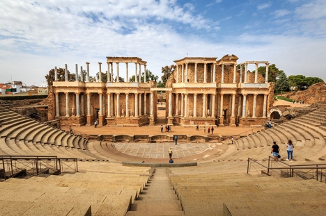 Unescostaden Mérida ligger i Extremadura i västra Spanien och var en gång huvudstad i Lusitanien, en av romarnas fem provinser på den Iberiska halvön. Varje sommar arrangeras teaterfestivalen i Mérida, i den gamla romerska teatern som restaurerats. Här uppfördes klassiska spel för hela 2.000 år sedan.