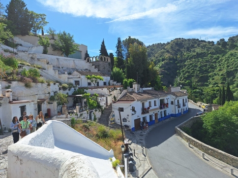 Trots att stadsdelen Sacromonte ligger så nära Granadas centrum, en och en halv kilometer, känns det som att man befinner sig långt borta.