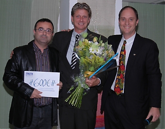 IKEA Málagas direktör John Kersten, tillsammans med ordföranden i cancerföreningen AVOI Juan Carmona Cabrera och Sydkustens chefredaktör Mats Björkman.