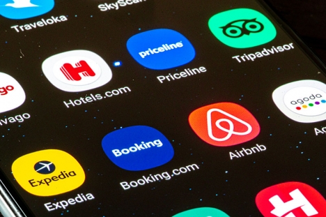 Booking och Airbnb avsäger sig ansvaret att spåra eventuellt olagliga semesterbostäder.