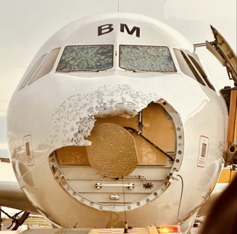 Hagelstormen var så kraftig att den slet sönder en stor del av flygplanets nosparti. Foto: @exithamster/X
