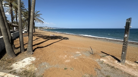 Den röda, leriga sand som brukats för att reparera stranden i San Pedro anses orsaka besvär för strandbesökarna och riskerar att skada samhällets rykte bland turister.