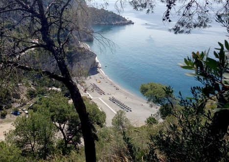 Stranden Cantarriján ligger i en vik mellan Almuñécar och Maro/Cerro Gordo.