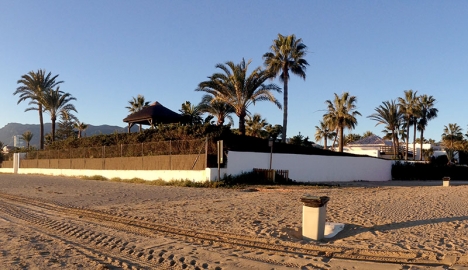 Arkivbild av strandvillan Las Gaviotas, som byggdes 1995 med ogiltiga tillstånd vid stranden nära Los Monteros, i Marbella.