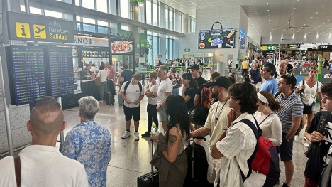 Resenärer på Málaga flygplats följer informationen om deras flyg under fredagsförmiddagen.