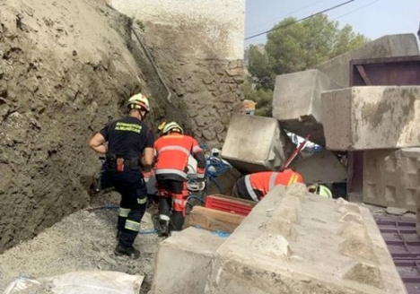 Räddningstjänsten ryckte snabbt ut till olycksplatsen men 53-åringen var redan död vid deras ankomst. Foto: Bomberos de Almuñécar