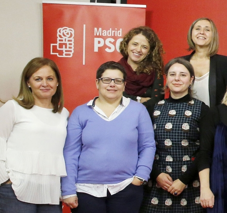 Samtliga kontrakt som erhållits av Isabel García (mitten) och hennes maka var från kommuner ledda av socialistpartiet. Foto: PSOE/Flickr