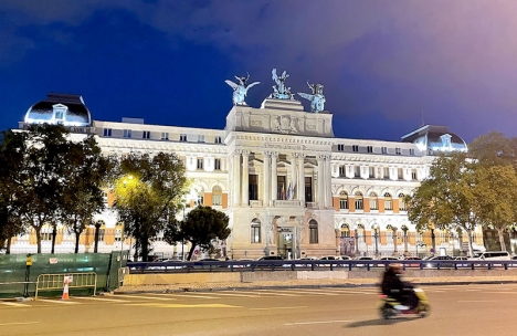 Det spanska jordbruksdepartementet är inrymt i denna praktfulla byggnad vid Atocha, i Madrid.