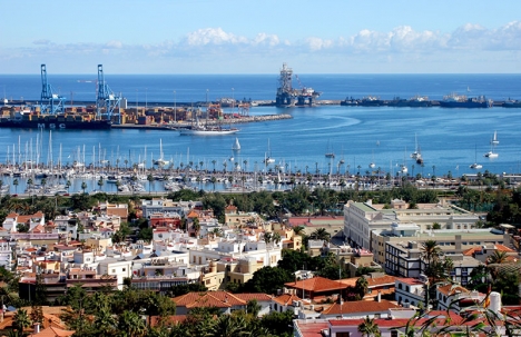 Hittills har hamnmyndigheten i Las Palmas sett mellan fingrarna, då det officiellt är förbjudet att bo i en förtöjd båt i Spanien.