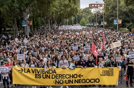 Demonstrationen i Madrid den 13 oktober är den hittills största, av ett flertal protestaktioner runt om i landet. Foto: @AinaVS/X