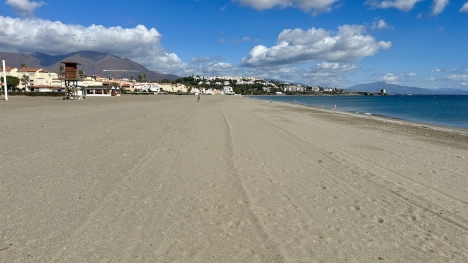 I Casares kommun är det bergsbyn med samma namn som är mest känd. Få vet att de även har två kilometer kustremsa mellan Estepona och Manilva, där denna fina Playa Ancha ligger. 