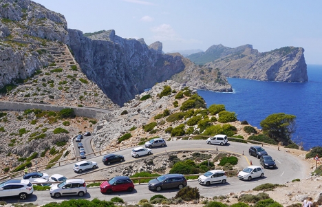 På sommaren finns det nära en miljon fordon i rörelse på Mallorca, vilket är långt över vad vägnätet klarar av.