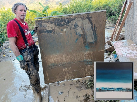 Marinas make Mike Van Stekelenburg visar en av de stora förstörda tavlorna, som kan ses i sitt ursprungliga skick i den mindre rutan. Foto: Privat