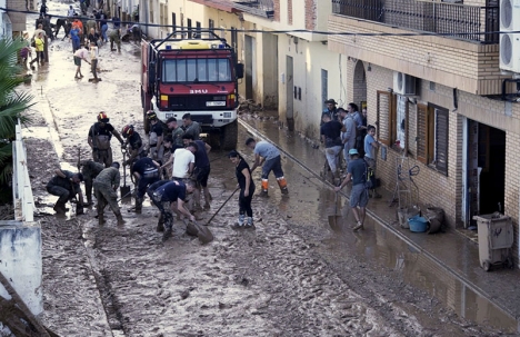 Stora områden i Valenciaprovinsen täcks fortfarande av lera och smutsvatten, vilket utgör en allt större risk för infektioner. Foto: Ministerio de Defensa