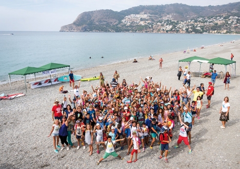 På La Herraduras strand håller föreningen Asociación Amigos del Mar Costa Tropical varje år sin havsfestival, som syftar till att väcka intresse kring havets rikedomar och utmaningar. Foto: Jeroen Stultiens