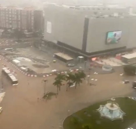 Översvämningar i centrala Málaga, vid El Corte Inglés. Foto: @RaquelRp39/X