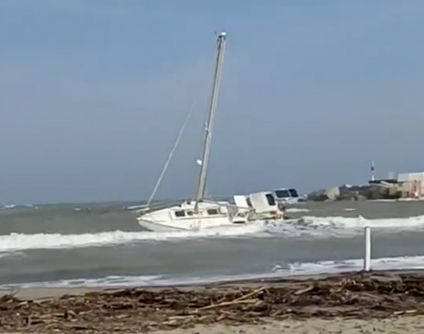 Omständigheterna kring segelbåtens grundstötning och den avlidne ombord är till en början ett mysterium. Foto: Fuengirola Se Queja