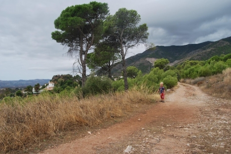 På promenad i Mijasbergen med en liten Iván som då bara var två år gammal.