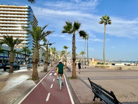 Det finns en jättefin cykelbana på strandpromenaden i Fuengirola. Dock är den endast 750 meter lång.