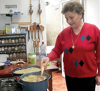 María känner sig hemma och integrerad i Spanien, talar språket och har spanska vänner. Men hemma lagar hon alltid rumänsk mat. En av specialiteterna är Sarmale, rumänska kåldolmar.