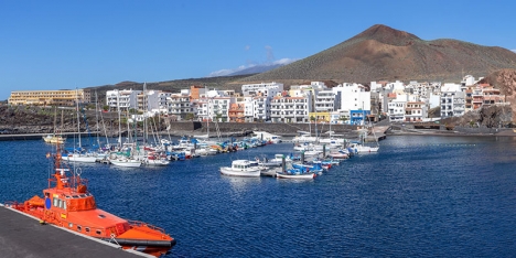 Båt från räddningstjänsten i hamnen i La Restinga, på El Hierro.