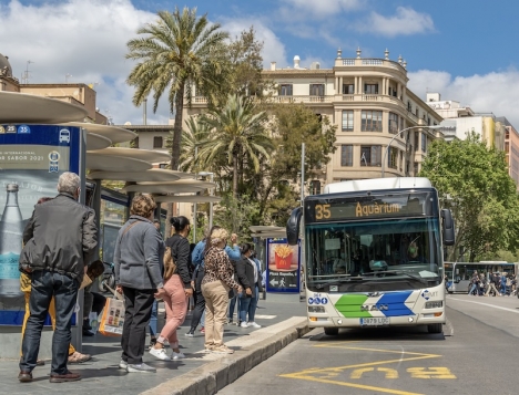 Passagerare väntar på att ta lokalbussen i Palma.