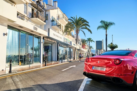 Under pandemin tilläts restaurangerna i Puerto Banús sätta utebord på parkeringsutrymmen och det förfarandet har inte upphört.