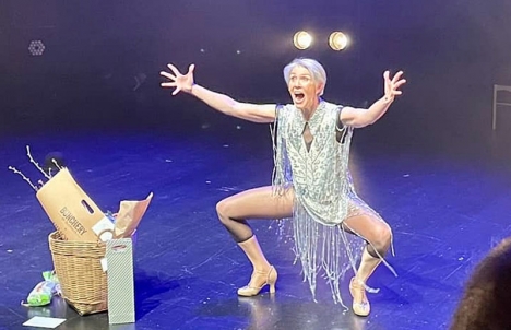 Petra Nielsen har en lägenhet i Fuengirola med sin sambo och uppträder på Salón Varietés med showen ”Petra - Ett liv på scenen”.