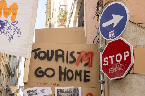 Antalet utländska turister ökar kraftigt i Spanien, men samtidigt växer protesterna mot de negativa effekterna av massturism.