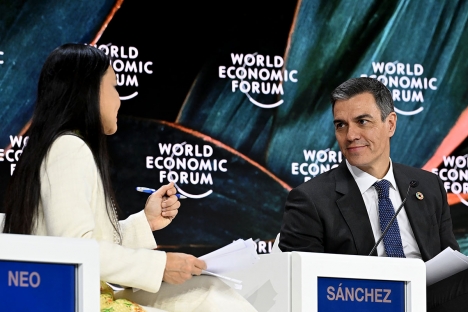 Samtidigt som Pedro Sánchez lovordades i Davos för Spaniens ekonomiska framgångar, led regeringen sitt hittills största nederlag i parlamentet.