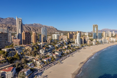 Koncentrationen av turistbostäder är särskilt stor i orter som Benidorm, Calpe, Peñíscola och Gandia.