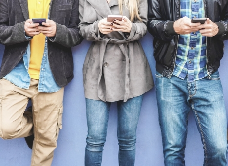 Det kollektiva beslutet i en skola i Córdoba, om att avtala en åldersgräns för när de ger sina barn en egen smartphone, bedöms dom banbrytande.