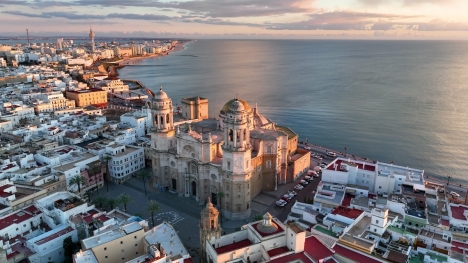 Kabeln kommer att utgå från Cádiz på fastlandet och projektet väntas ta två år.