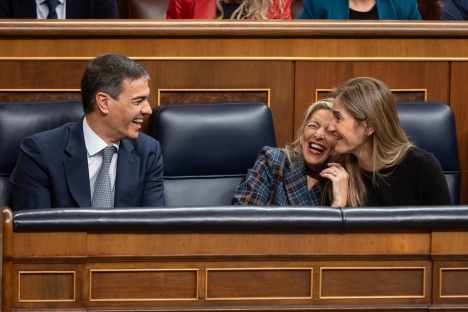 Trots anklagelser om en regeringskris var det den 12 februari stundtals en uppsluppen stämning mellan regeringschefen Pedro Sánchez och ministrarna Yolanda Díaz och Sara Aagesen. Foto: PSOE