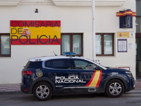 Policía Nacional i Estepona kunde gripa kvinnan en vecka efter händelsen.