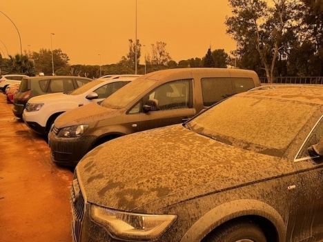 Himlen på Costa del Sol kan åter färgas orange, precis som för två år sedan, och varsel om nederbörd kan medföra så kallat ”blodsregn”.