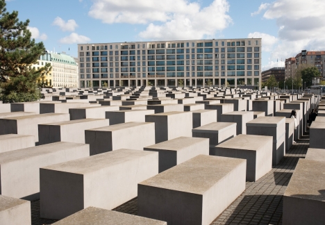 Dådet inträffade intill Förintelsemonumentet i Berlin, även om motivet till en början är oklart.
