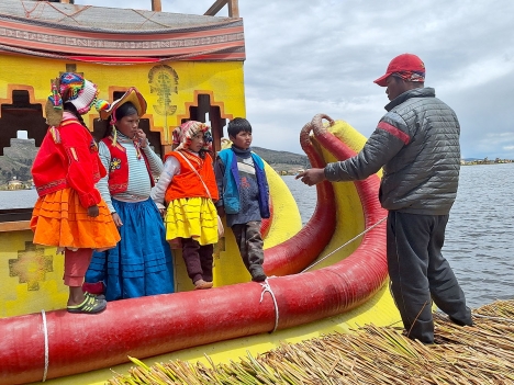 Att kunna spanska i Peru är roligt, men Urufolkets barn som bor på Titicacasjön talar bara quechua de första åren. Först i skolan lär de sig spanska.