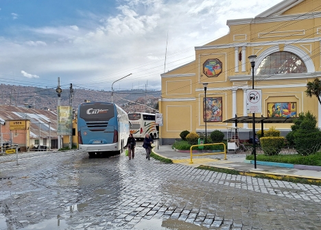 Annika Elwing berättar om spännande och även dramatiska bussresor i Bolivia.