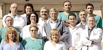 Erik Tonsberg omgiven av sin familj på sjukhuset Carlos Haya, till vilken han har dedicerat sin bok 