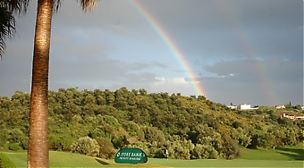 SOLEN SEGRADE Regnbågen steg över Marbella Golf 10 april och markerade hur ovädret gav vika för en oförglömlig final på den 15:e säsongen. 