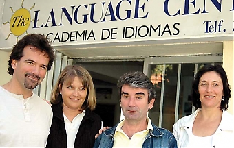 José Petri, Cristóbal Ortíz och Carmen Téllez läser svenska med Anne Sandstedt på The Language Centre i Marbella. Svårast är uttalet, särskilt av sje-ljuden, tycker de.