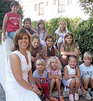 Svenska skolan i Marbella är världens minsta svenska utlandsskola och i höst har rektorn Helena Norell ej plats för fler elever.