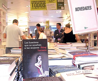 Den första boken i Stieg Larssons succétrilogi gick upp på flera tio-i-topp listor efter bara några veckor i den spanska handeln. De resterande två böckerna släpps inom en snar framtid.