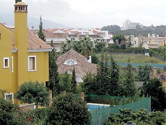 Kraftigt höjda taxeringsvärden i kommunerna på Costa del Sol hotar med skattechock för fastighetsägarna. I Estepona och Vélez Málaga står många invånare inför en tredubbling av fastighetsskatten.